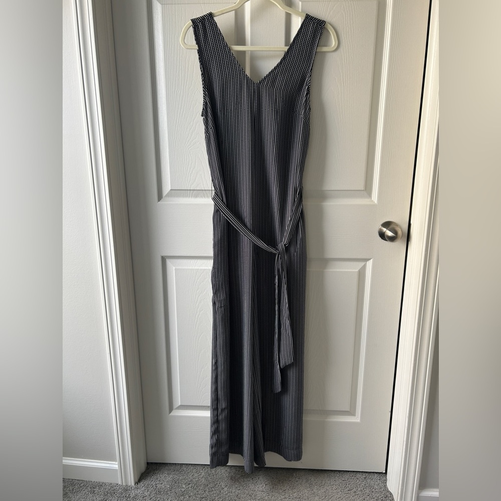 Max Studio sleeveless jumpsuit with tie belt at waist Black and white. Medium